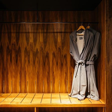 Macq 01 Hotel Hobart Esterno foto A bathrobe hanging on a wooden bench