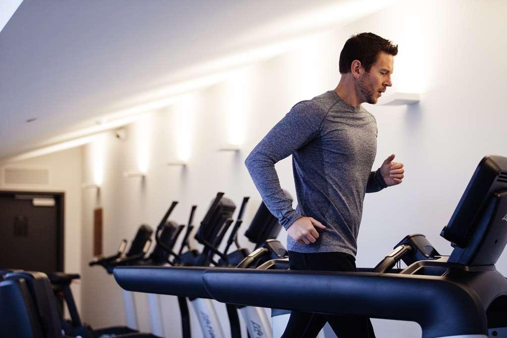 Macq 01 Hotel Hobart Servizi foto A man on a treadmill