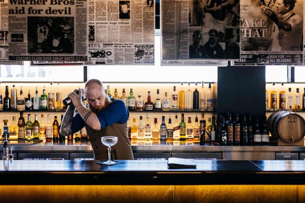 Macq 01 Hotel Hobart Ristorante foto A bartender at work